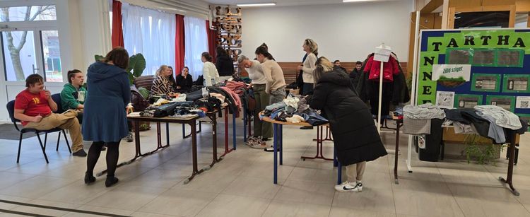 Ruha és könyvvásár az aulában