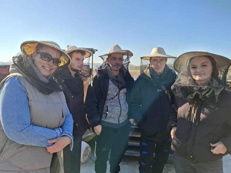 Méhészetben jártak a kereskedők